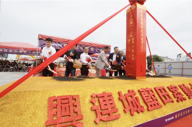 高雄建商「兴连城开发」首度进军高雄大学生活圈，今（14）日「蓝田案」大楼建案动土。（柯宗纬摄）