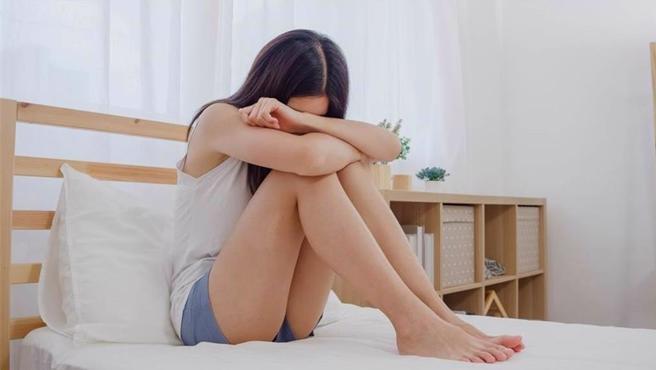 桃园市某高中9日发生1名27岁身穿雨衣的男子入侵校园，并在楼梯间强拉女学生脱衣等行为，幸好女学生成功逃脱。（示意图：shutterstock／达志）
