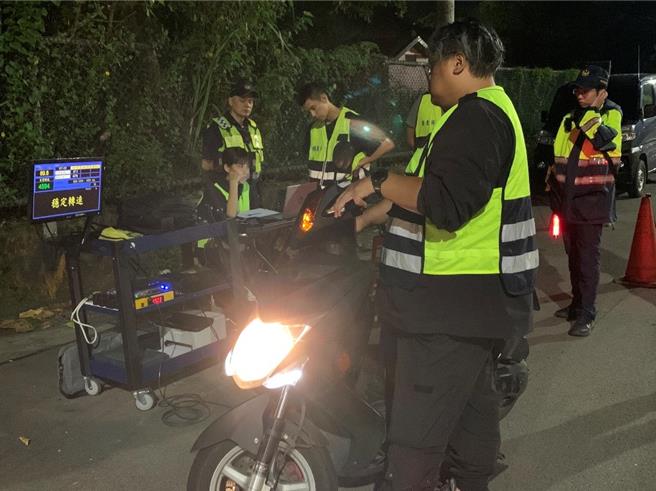 基隆市環保局表示，自明年1月1日起，若改裝排氣管機車經攔查未經登錄或認證，可開罰最高至13800元。（基隆市環保局提供／徐佑昇基隆傳真）