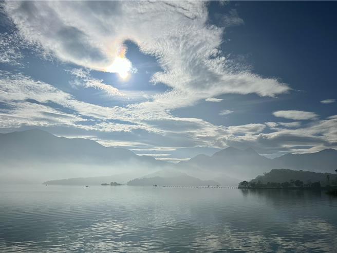 天兔颱风逼近，因高压迴流，台中市因雾霾白茫茫一片，南投县日月潭却出现银龙吐珠美景！（读者阿正提供／杨静茹南投传真）