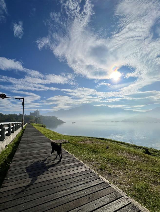 天兔颱风逼近，民眾拍摄日月潭湖光山色，意外捕抓到银龙吐珠美景。（读者阿正提供／杨静茹南投传真）