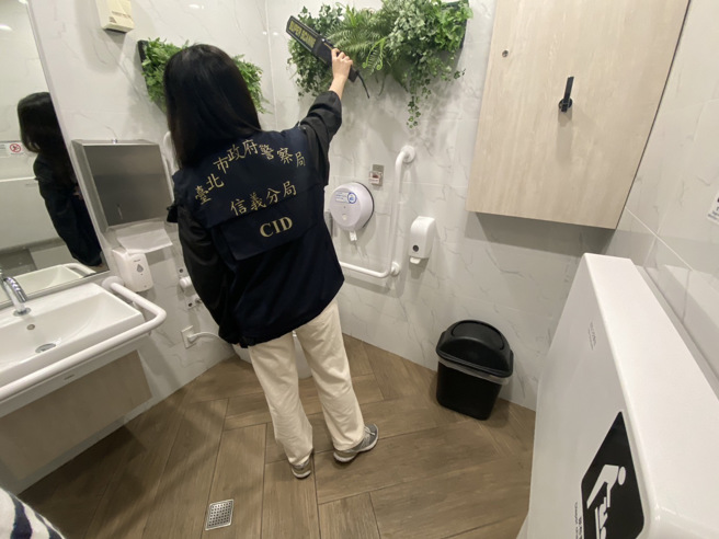 警方在101大樓內搜查，並沒有發現可疑物品。（翻攝畫面）