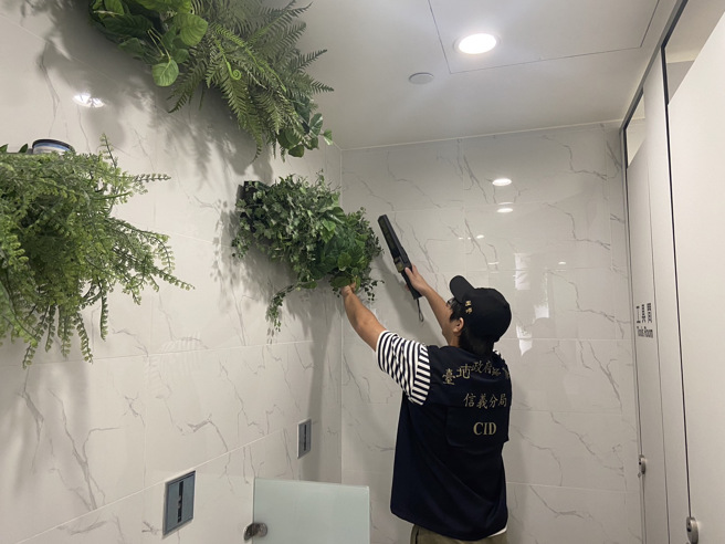 警方在101大樓內搜查，並沒有發現可疑物品。（翻攝畫面）