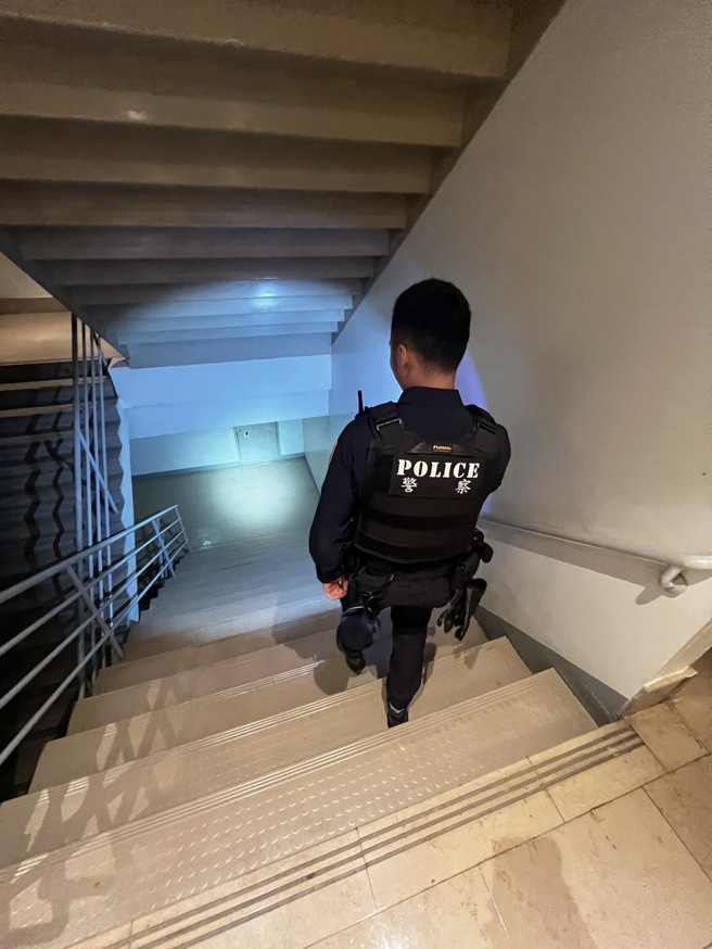 警方在101大樓內搜查，並沒有發現可疑物品。（翻攝畫面）