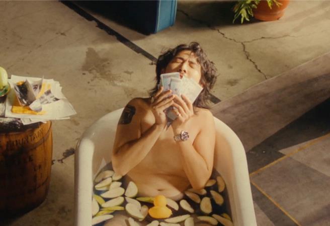 FunkyMo日前拍攝新歌〈芭樂〉MV。（FunkyMo提供）