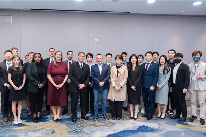 民眾黨今指出，美軍前印太司令阿奎利諾（Admiral John Aquilino）將軍率新美國安全中心（CNAS）「下一世代國安領袖計畫」（Next Gen）訪問團於昨（13）日下午拜會民眾黨。（民眾黨提供）