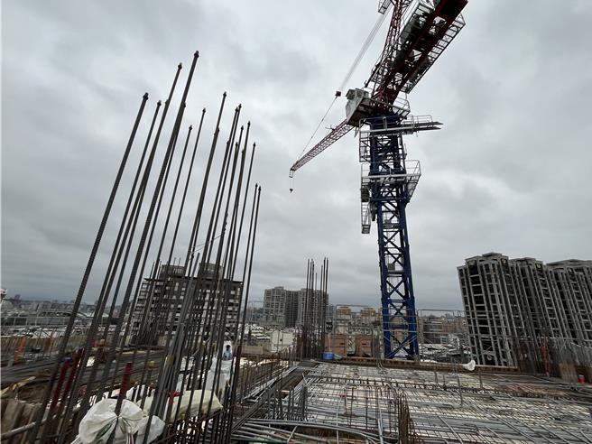 对于营造工地塔式起重机，防颱期间应释放旋转煞车马达，以避免狂风吹断吊臂。（劳工局提供）