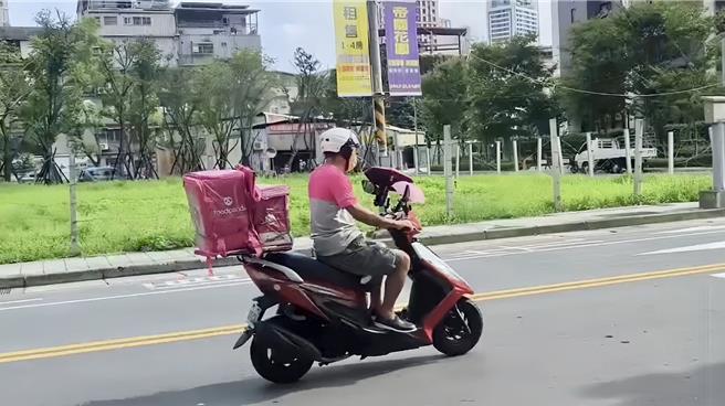 经地方政府宣布因颱风停止上班期间，平台业者应即刻停止服务并确实通知外送员。（劳工局提供）