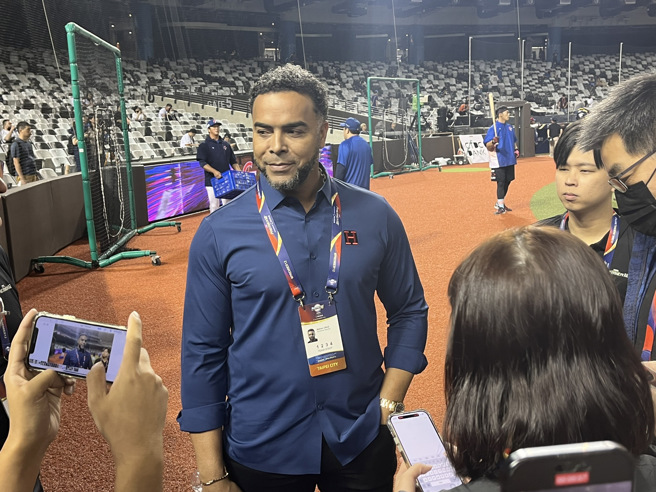 前大联盟强打者N.克鲁兹以多明尼加队特别顾问的身分随队来台。（毛琬婷摄）