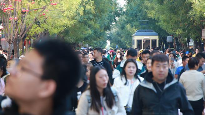 珠海全面提升安保措施，摸底「四无五失」人员，北京市下令严防公共安全风险，确保首都安全。图为北京前门大街在节假日出现的人潮。（蓝孝威摄）