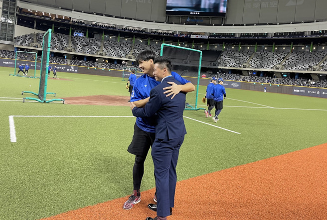 效力海盗队的台湾好手郑宗哲（右）14日担任球评，赛前与中华队林立（左）话家常。（毛琬婷摄）