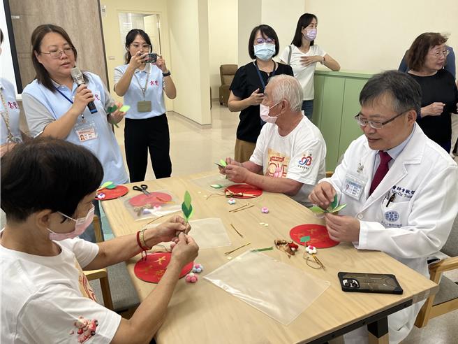台中市沙鹿區家順日照中心於14日開幕，現場安排長輩們與現場貴賓們動手製作「吉祥花圈」，上頭寫著「大吉大利、事事如意」等字，藉由手作來增添活動趣味，讓長輩手腦運用。（張妍溱攝）