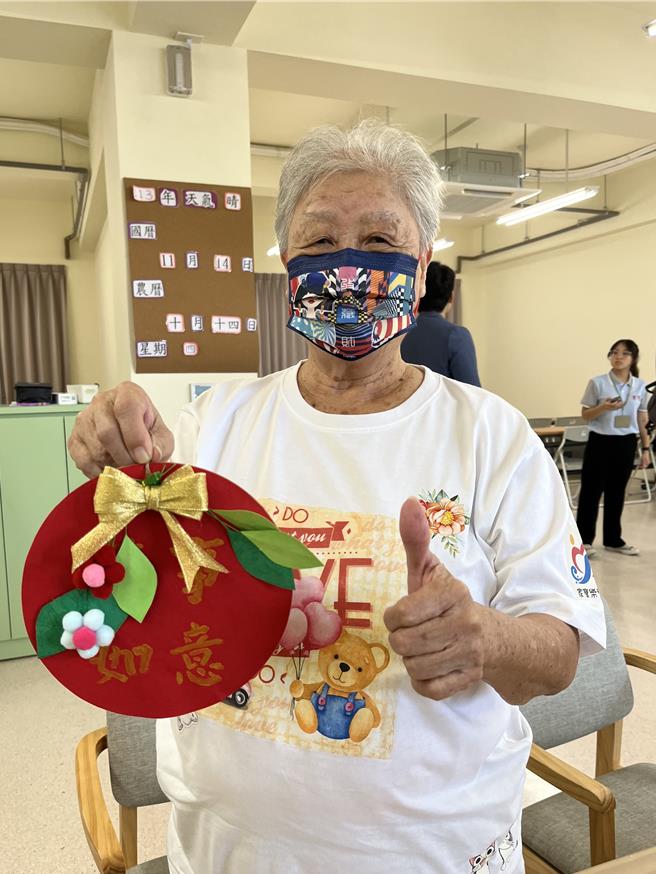 85歲陳阿嬤說，她每天騎機車騎30分鐘的車程到日照中心「上課」，不遲到、不早退，3年來風雨無阻。（張妍溱攝）