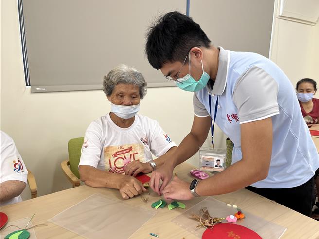 卓淑愛奶奶（左）說，她每天坐交通車來，相當便利。（張妍溱攝）