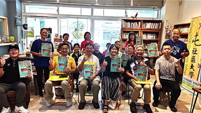 台中市雾峰区桐林社区猫头鹰復育有成，人工巢箱不仅吸引猫头鹰等鸟禽，更吸引飞鼠进驻。返乡投入地方创生的作家林德俊（前排右一）、韦玮夫妻檔用绘本记录地方故事，近日与大屯社大合作出版《飞鼠来了》。（韦玮提供／潘虹恩台中传真）