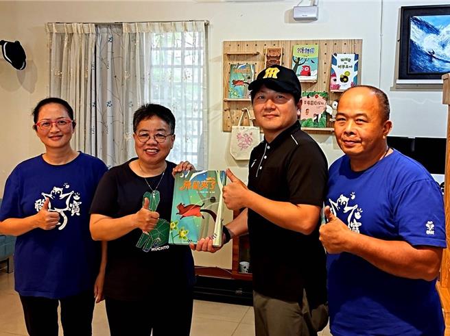 台中市雾峰区桐林社区以人工巢箱復育猫头鹰復育有成，也吸引飞鼠进驻，返乡作家林德俊、韦玮夫妻檔近日出版《飞鼠来了》记录地方故事，由大屯社大主任陈威翰（右二）、赠书给台中社区妇幼照顾服务协会总干事李圣惠（左二）等人。（韦玮提供／潘虹恩台中传真）