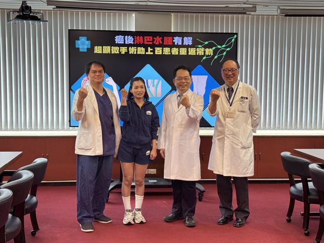 癌后淋巴水肿患者萧小姐（左2）14日在台中荣总医疗团队陪同下说明自己接受超显微淋巴管静脉管吻合手术过程。（冯惠宜摄）