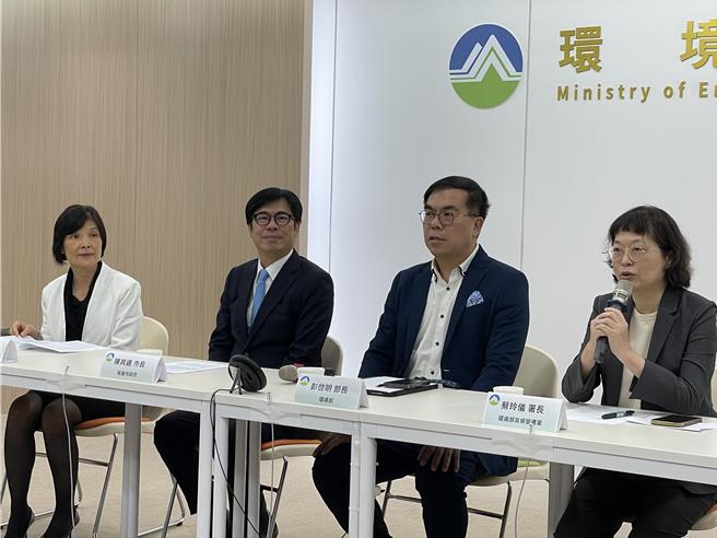 联合国气候变化纲要公约第29次缔约方会议（COP29）进入第4天，环境部长彭启明、高雄市长陈其迈与现场参与COP29的清华大学科技法律研究所教授范建得视讯连线。（蔡佩珈摄）