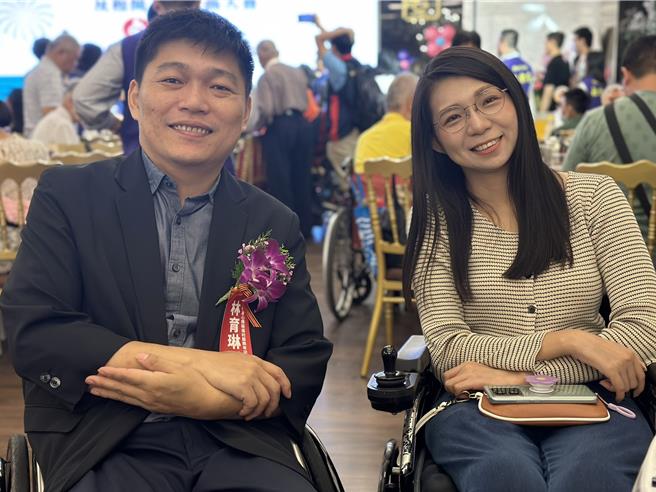 获奖者林育琳因一场重机车祸导致脊髓损伤，不仅未婚妻跑了，身体也瘫痪，但他却未丧失心志，以自身故事警惕年轻人，运用有限的肢体和专业知识，帮助更多身障者。（高钧麟摄）