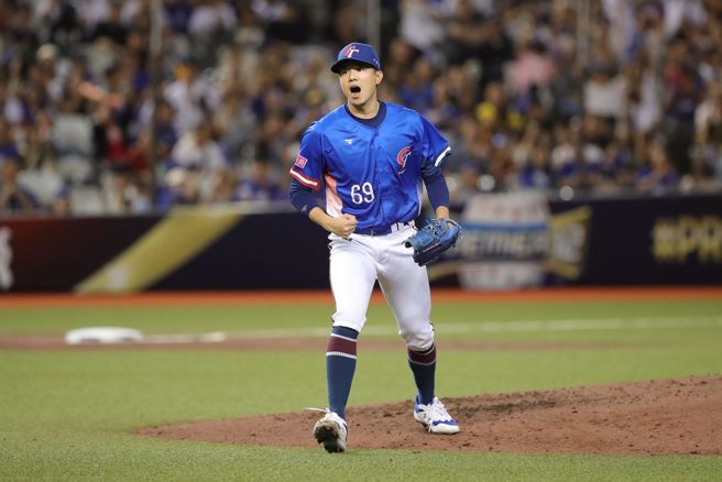 中华队先发投手黄子鹏五局完全封锁多明尼加队打线，5局下，黄子鹏三振对手，兴奋振臂吶喊。（黄世麒摄）