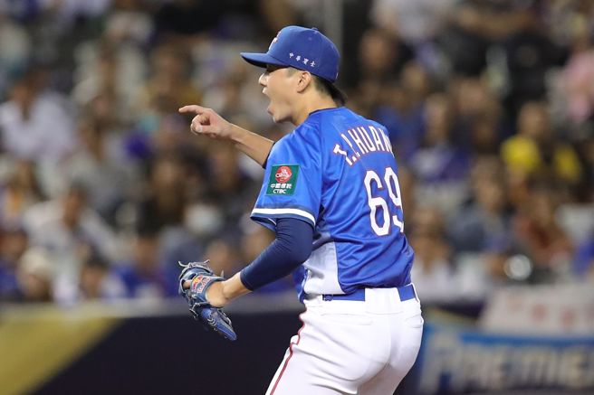 中华队先发投手黄子鹏五局完全封锁多明尼加队打线，5局下，黄子鹏三振对手，兴奋振臂吶喊。（黄世麒摄）