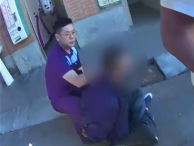 台中市大里區蕭姓女老師自10月起陸續接到自稱「金管會」的詐騙電話，前後5次交出458萬元帳戶存款才驚覺遭騙；警民合力釣出33歲林姓車手，依詐欺等罪送辦，並經檢方聲押獲准。（民眾提供／潘虹恩台中傳真）