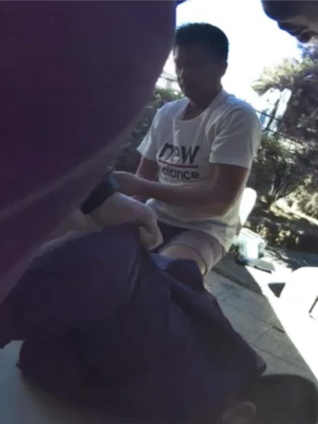 台中市大里區蕭姓女老師自10月起陸續接到自稱「金管會」的詐騙電話，前後5次交出458萬元帳戶存款才驚覺遭騙；警民合力釣出33歲林姓車手，依詐欺等罪送辦，並經檢方聲押獲准。（民眾提供／潘虹恩台中傳真）