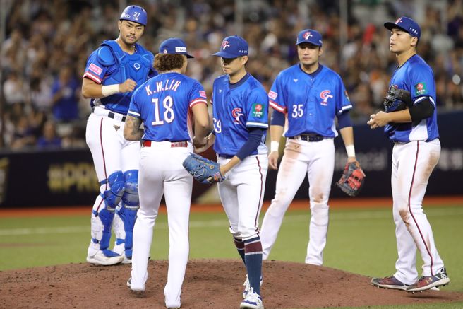 7局下，中華隊先發投手黃子鵬疑似身體不適，緊急退場。（黃世麒攝）