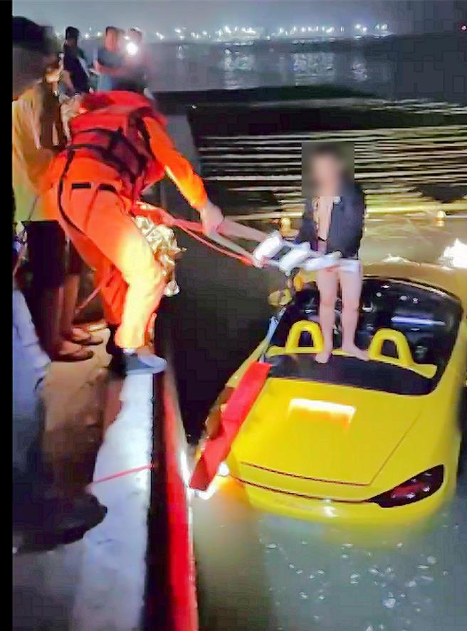 黄色敞篷跑车不知什么原因，竟然「开进」嘉义县东石型厝港一带水域，驾驶受困获救。(读者提供／吕妍庭嘉义传真)