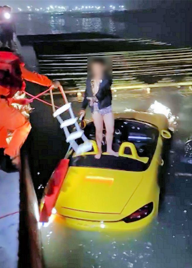 黄色敞篷跑车不知什么原因，竟然「开进」嘉义县东石型厝港一带水域，驾驶受困获救。(读者提供／吕妍庭嘉义传真)