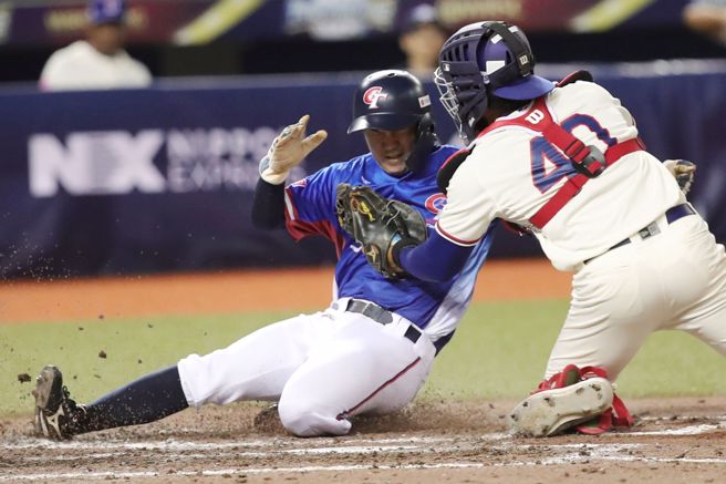 8局上，江坤宇抢攻本垒失败。（黄世麒摄）