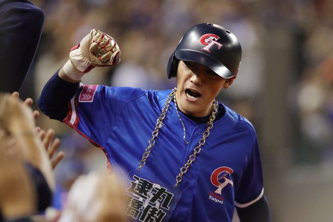 8局上陈晨威跑回中华队第2分。（黄世麒摄）