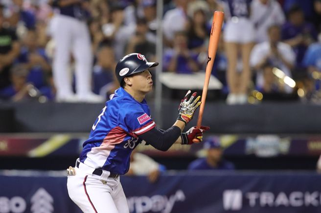 8局上中华队林立高飞牺牲打，打回第2分。（黄世麒摄）