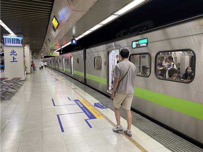 天兔颱风来袭，台铁公司公布15日列车停驶资讯。示意图。（本报资料照片）