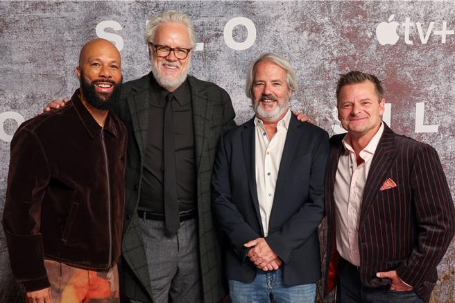 《末日地堡2》主演凡夫俗子（左起）、提姆罗宾斯、编剧葛拉罕尤斯特以及史提夫赞恩日前出席伦敦首映会。（图／Apple TV＋提供）