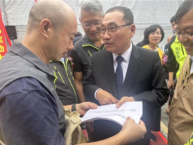 陈志强提到，今天在长照大楼破土仪式上，他代表里长、里民连署，并将连署书带到现场，侯友宜在动土仪式后主动接受陈情连署。（陈志强提供）