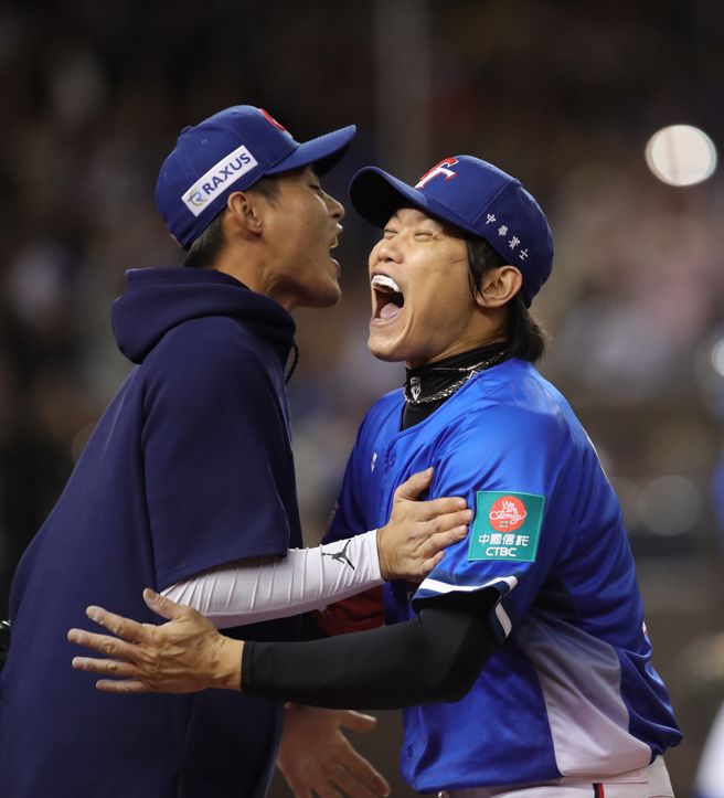 8局下，中华队左投陈冠宇（右）以连续两个三振化解危机，激动的振臂吶喊。（黄世麒摄）