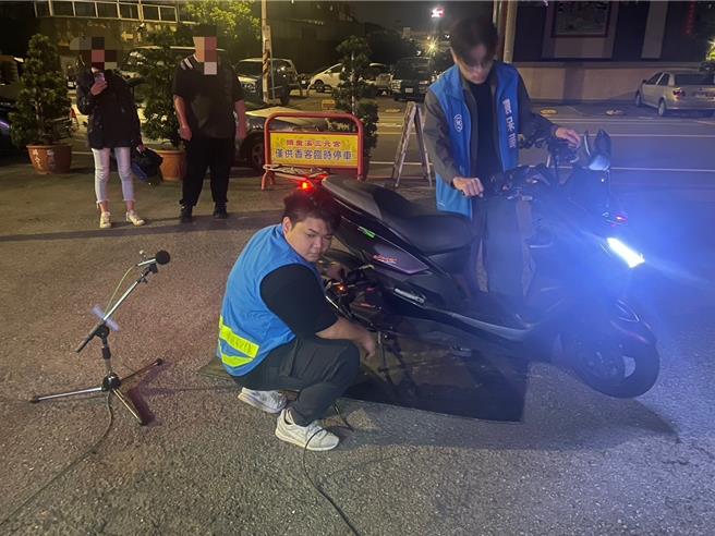 桃園市楊梅警分局配合桃園市環保局及中壢監理站執行「取締改裝噪音車輛」聯合稽查勤務時，今年8月至今共攔查97輛機車，其中在執行勤務時，竟取意外發現失聯移工。（警方提供／廖姮玥桃園傳真）