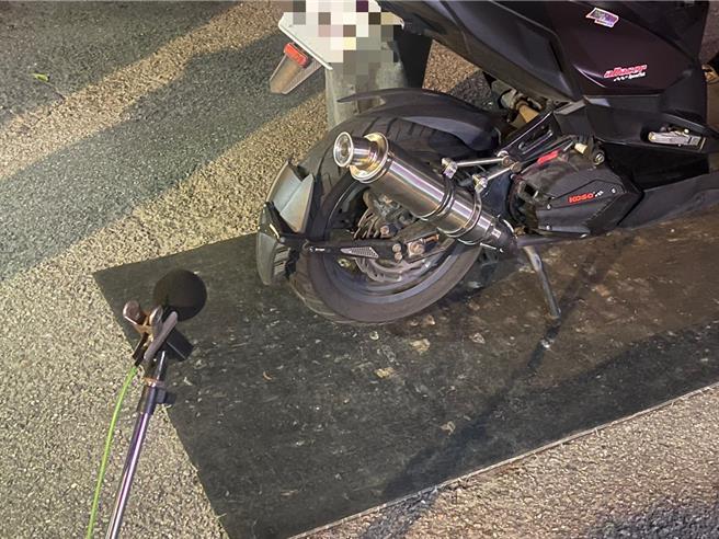 桃園市楊梅警分局配合桃園市環保局及中壢監理站執行「取締改裝噪音車輛」聯合稽查勤務時，今年8月至今共攔查97輛機車，其中在執行勤務時，竟取意外發現失聯移工。（警方提供／廖姮玥桃園傳真）