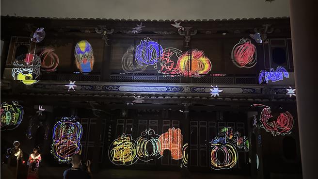 今年首创「数位科技光雕互动」现场即时作画投影。（贺培晏摄）