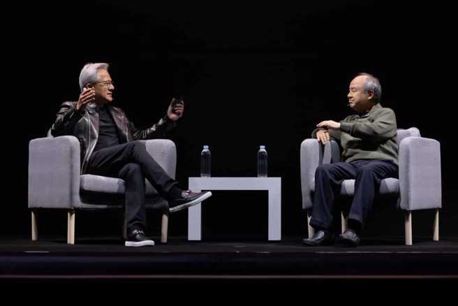辉达执行长黄仁勋（左）在座谈中提及软银曾是辉达最大股东。软银集团董事长孙正义（右）忍不住苦笑。（图／翻摄自辉达官网）