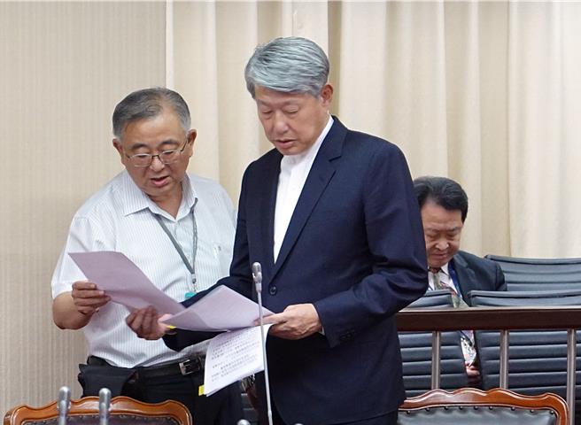 經濟部長郭智輝被爆接任前，並未依法重訊並且申報持股轉讓，經濟部澄清都有依法，且有當時媒體報導為證。(資料照)