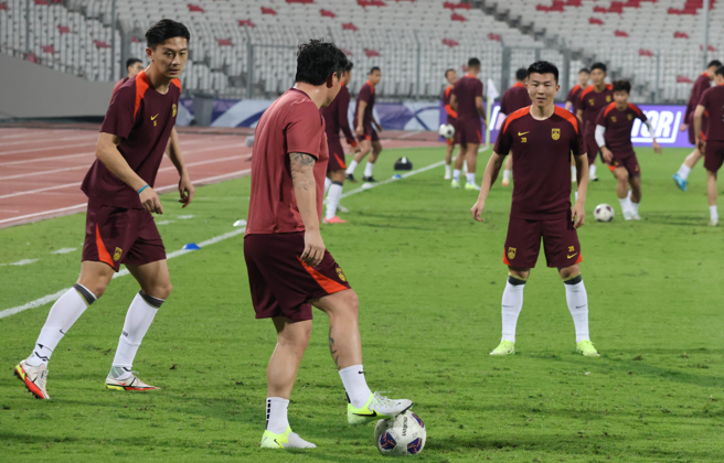 中国国足球员蒋圣龙（前左）、陶强龙（前右）在巴林备战训练。（图／ 新华社）
