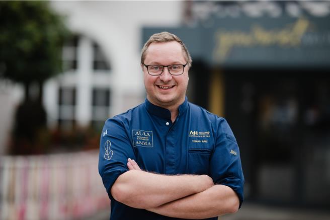 「焰 牛排馆」邀德国米其林二星「AURA」餐厅Tobias Bätz主厨来台客座举办餐酒会，目前仅剩零星座位。(汉来美食提供)