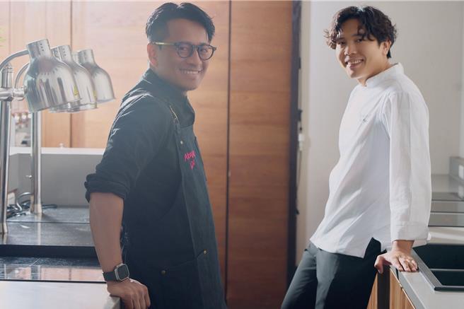 「山土地海-永续岛屿餐桌」找来AKAME彭天恩(左)与Sinasera 24 杨柏伟「食」现首张永续菜单。(台南晶英酒店提供)