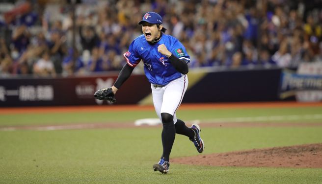 8局下，中华队投手陈冠宇上场，以连续两个三振化解危机，陈冠宇振臂吶喊。（黄世麒摄）