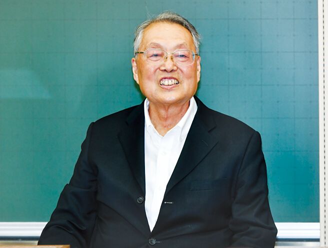 宏碁集團創辦人施振榮提出，台灣在AI暨半導體產業發展的洪流中，欲穩居全球不可替代的要角，現在就必須應用創新能力的基礎，加速投入以人為本的國際化服務平台，以新的核心量能創造價值、為全球作出貢獻。圖／本報資料照片