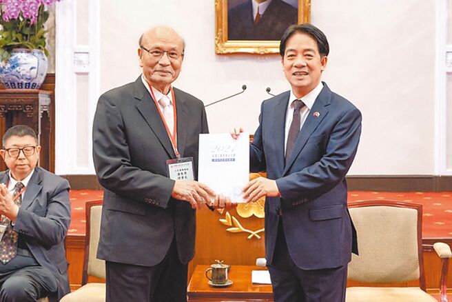工總理事長潘俊榮13日率領理監事前往總統府晉見總統賴清德，並呈遞工總2024年白皮書。圖／總統府提供