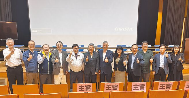 台湾电力公司发电处副处长简进兴（左起）、水利技师公会全国联合会理事长锺朝恭、台湾自来水公司总经理李丁来、经济部能源署副署长吴志伟、中兴工程董事长陈伸贤（主持人）、小水盟理事长洪正中、农业部农水署副署长林国华、经济部水利署水文技术组组长阮香兰、农业部农村发展及水土保持署黄振全组长、原住民族委员会经发处副处长高文斌、臺中教育大学环境教育机构主任白子易教授。图／陈逸格