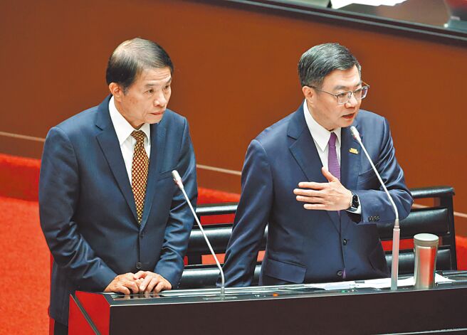 行政院长卓荣泰（右）与国家通讯传播委员会（NCC）代理主委翁柏宗（左）。（本报资料照片）